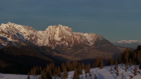 Alpenglühen-Auf-Den-Majestätischen-Berggipfeln-Von-Amden,-Schweiz---Luftaufnahme