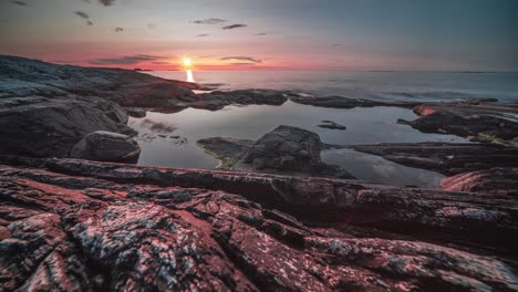 Ein-Atemberaubender-Zeitraffer-Des-Sonnenuntergangs-über-Der-Felsigen-Küste-Entlang-Der-Atlantikstraße-In-Norwegen