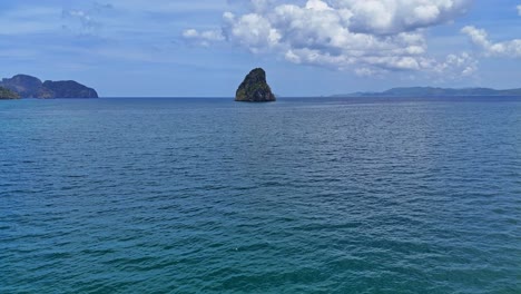 Drohnenaufnahmen-Von-Türkisfarbenem-Wasser-Mit-Einer-Kleinen-Steilen-Insel-In-Der-Nähe-Von-Palawan-Auf-Den-Philippinen