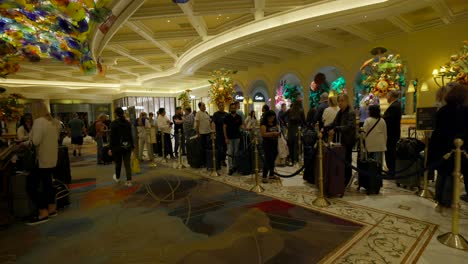 Menschen-In-Der-Warteschlange-In-Der-Lobby-Des-Bellagio-Hotel-Und-Casino-In-Las-Vegas,-Nevada