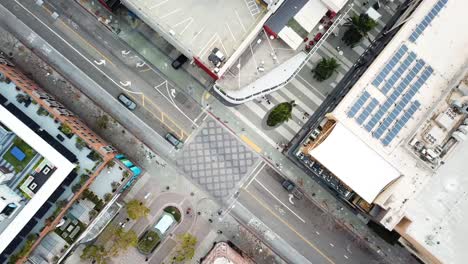 4K-Vogelperspektive-Der-Third-Street-Promenade-In-Santa-Monica,-Kalifornien,-Mit-Palmen-Und-Autos-An-Einem-Zebrastreifen