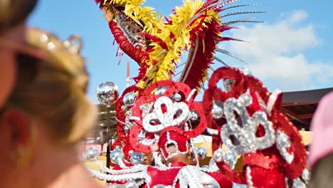 Tocado-Rojo-Plateado-Brillante-Y-Rey-Del-Carnaval-En-Carroza-En-El-Desfile