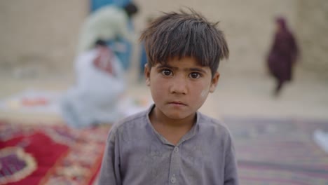 Varón-Joven-Empobrecido-En-Khuzdar,-Baluchistán-Mirando-Directamente-A-La-Cámara