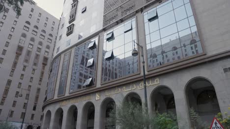 Hotel-Dallah-Taibah-Con-Arquitectura-Moderna-En-La-Medina,-Arabia-Saudita.