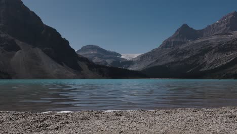 Das-Ruhige-Wasser-Eines-Bergsees-Spiegelt-Die-Umliegenden-Schroffen-Gipfel-Unter-Einem-Klaren-Himmel-Wider