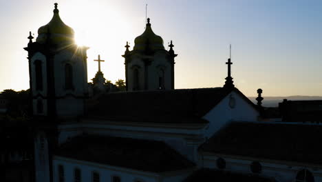 Luftaufnahme-Der-Rückseite-Der-Kirche-Nosso-Senhor-Do-Bonfim,-Der-Nachbarschaft-Und-Dem-Meer-Im-Hintergrund,-Bei-Sonnenuntergang,-Salvador,-Bahia,-Brasilien