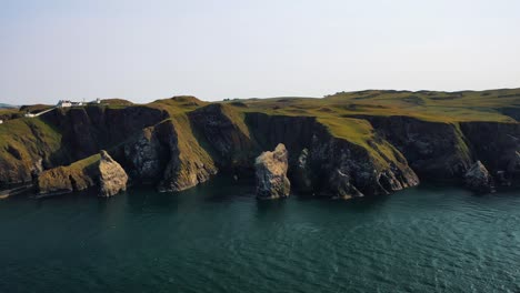 Barrido-Panorámico-Hacia-La-Izquierda-Sobre-Los-Escarpados-Acantilados-De-St-Abbs-Head,-Fronteras-Escocesas,-Vistas-De-Escocia