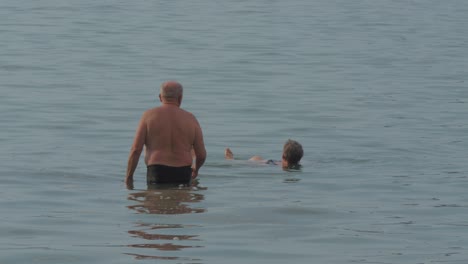 älteres-Ehepaar-Schwimmt-Im-Meer-In-Labuan-Bajo,-Indonesien