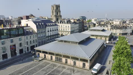 Aerial-dolly-drone-shot-of-Rennes,-place-des-lices,-les-Halles,-Cathédrale-Saint-Pierre,-Bretagne