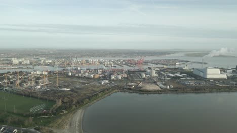 Vista-Aérea-Del-Puerto-De-Dublín-Y-De-La-Central-Eléctrica-De-Poolberg---Planta-Covanta-De-Sandymount-Strand-En-Irlanda