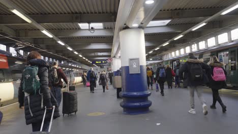 Los-Pasajeros-Del-Tren-En-La-Estación-De-Euston-Abandonan-Los-Andenes-En-Dirección-A-La-Salida