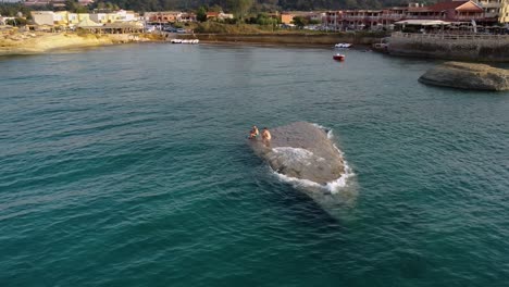 Bahía-De-La-Playa-Canal-D&#39;amour-Con-Dos-Hombres-Explorando-Rocas-Sumergidas,-Corfú,-Grecia