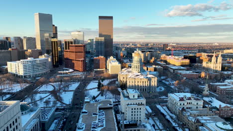 Verschneite-Winterdrohne-Mit-Blick-Auf-Die-Skyline-Von-Denver-Und-Flug-über-Das-Colorado-State-Capitol