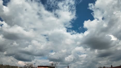 Zeitraffer-Mit-Wolken-Im-Blauen-Himmel