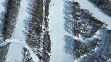 Von-Oben-Nach-Unten:-Kamerafahrt-Durch-Den-Berg,-Vorbei-Am-Skigebiet,-Flug-Nach-Vorne-Aus-Großer-Perspektive