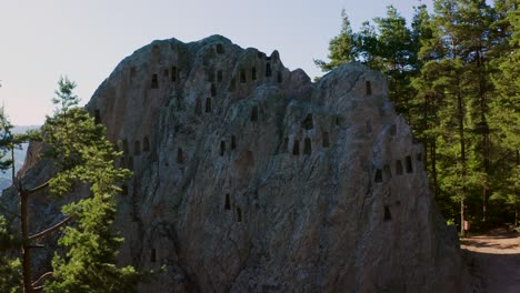 Schwenken-Von-Der-Linken-Zur-Rechten-Seite-Des-Rahmens-Einer-Historischen-Felsformation-Namens-Eagle&#39;s-Rock-Oder-Orlovi-Skali-Befindet-Sich-Auf-Dem-Rhodopen-Gebirge-In-Bulgarien