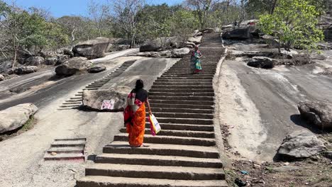 Mujer-Escalando-Una-Montaña-En-El-Templo-Maa-Kauleshwari,-Chatra-En-Jharkhand