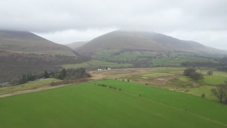 Prados-Verdes-Y-Campos-Con-Vistas-A-Las-Montañas-Envueltas-Por-La-Niebla-En-Keswick,-Inglaterra,-Reino-Unido.