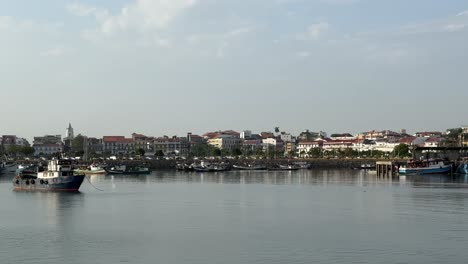 Blick-Auf-Die-Altstadt-Von-Panama-Stadt-Von-Der-Anderen-Seite-Der-Bucht