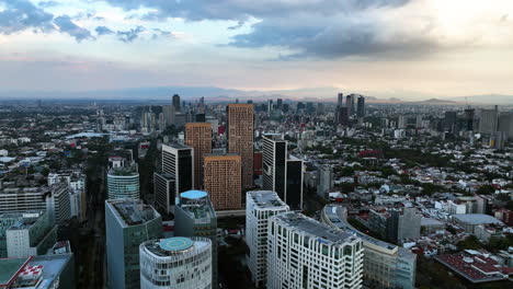 Drone-Orbitando-El-Complejo-Miyana,-Atardecer-Cambiante-En-Polanco,-Ciudad-De-México