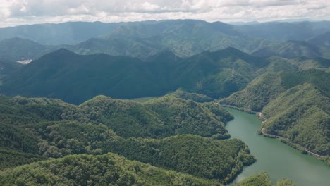 Luftbild-Panoramadrohne-über-Kyoto-Mountain-River-Valley-Grüne,-Saubere-Umgebung-Drohnenlandschaft-Mit-Berghintergrund-Skyline