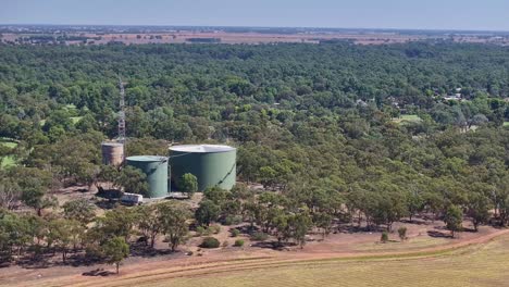 A-slice-of-rural-Australia-where-town-amenities-meet-open-landscapes-in-the-distance