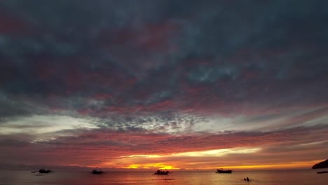 Verträumte-Szene-Mit-Fischerbooten,-Die-Am-Weiten-Horizont-Vor-Anker-Liegen-Und-Von-Einem-Farbenfrohen-Sommersonnenuntergang-Umrahmt-Werden.-Sie-Zeigt-Das-Tägliche-Leben-Im-Inselparadies-Siocon-Auf-Den-Philippinen