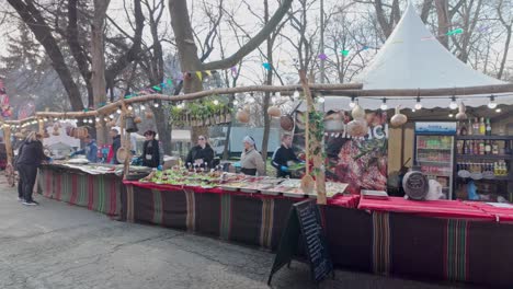 Los-Puestos-De-Comida-Del-Festival-Esperan-A-Los-Clientes-En-El-Festival-Búlgaro-Kukeri.