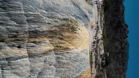 Überflug-über-Den-Wasserfall-Hierve-El-Agua,-Touristenattraktion-In-Mexiko,-Vertikales-Drohnenvideo