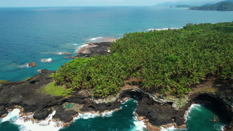 Vista-Aérea-Que-Se-Eleva-Sobre-La-Isla-Ilheu-Das-Rolas,-Día-Soleado-En-Santo-Tomé,-África