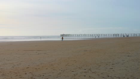 Playa-En-El-Departamento-De-Vendée,-Francia-Durante-Un-Día-Soleado-De-Pronóstico.