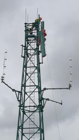 Se-Están-Instalando-Antenas-Para-Cobertura-De-Telefonía-Móvil-En-Una-Zona-Remota-De-North-York-Moors