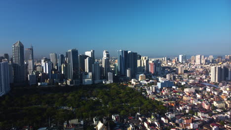 Cementerio-Sur-Y-El-Horizonte-De-Makati-En-Metro-Manila,-Filipinas---Vista-Aérea