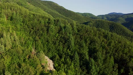 Zipline-Drohne-über-Dem-üppigen-Wald-Von-Eagle&#39;s-Rock-Oder-Besser-Bekannt-Unter-Den-Einheimischen-Als-Orlovi-Skali-Auf-Rhodopen-In-Bulgarien-Geschossen