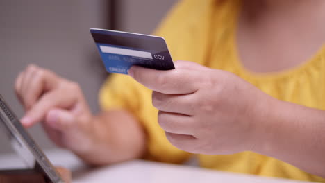 Durchführen-Einer-Online-Transaktion-Zum-Kauf-Einiger-Dinge-Unter-Verwendung-Eines-Mobilen-Tablets-Und-Einer-Kreditkarte-Zum-Bezahlen-Der-Einkäufe