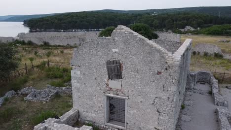 Antiguo-Edificio-De-Piedra-Abandonado-Con-Ventanas-De-Granja-Junto-Al-Mar