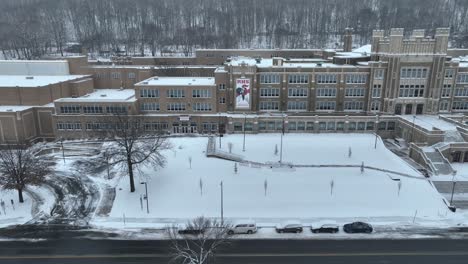 Große-Amerikanische-High-School-Wegen-Schlechtem-Schneewetter-Geschlossen