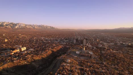 Vista-Aérea-De-La-Puesta-De-Sol-Sobre-El-Centro-De-Salt-Lake-City-Utah