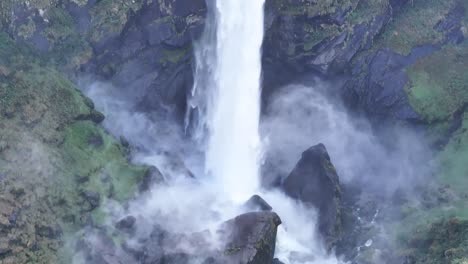 Luftaufnahme-Des-Mächtigen-Foroglio-Wasserfalls-Im-Maggiatal,-Tessin,-Schweiz