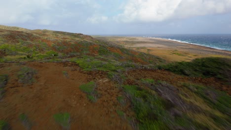 Die-Hügel-Auf-Der-Nordseite-Von-Westpunt-Liegen-Im-Schatten-Bedeckter-Wolken-Und-Ragen-Tief-über-Sträucher-Und-Kakteen-An-Der-Küste-Von-Curaçao-Auf.