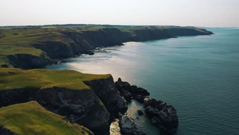 Vistas-Aéreas-Panorámicas-De-La-Costa-De-Gran-Bretaña,-La-Belleza-Del-Acantilado-De-St-Abbs-Head,-Acantilados-Escarpados-En-La-Escocia-Rural,-Islas-Británicas