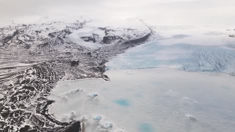 Luftaufnahme-Des-Isländischen-Winterwunderlandes-Aus-Eis-Und-Schnee
