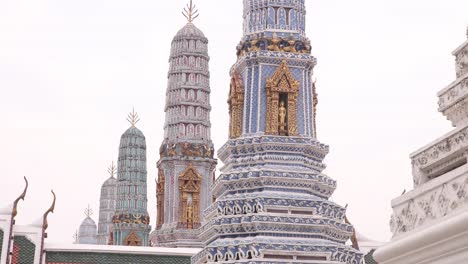 Blick-Hinauf-Zu-Den-Hoch-Aufragenden,-Detailreichen-Pagodentürmen-In-Einem-Buddhistischen-Tempelkomplex-In-Der-Altstadt-Von-Rattanakosin-In-Bangkok,-Thailand