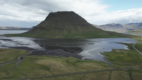 Kirkjufell-mountain-peak-on-a-cloudy-day-in-Iceland,-next-to-Grundarfjörður