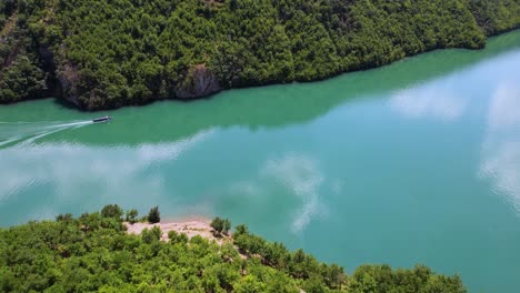 Vuelo-De-Drones-Sobre-Un-Barco-En-El-Lago-Koman,-Que-Es-Un-Embalse-En-El-Río-Drin-En-El-Norte-De-Albania