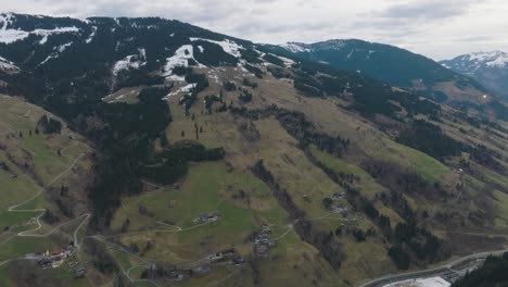 Estación-De-Esquí-De-Saalbach-hinterglemm-Con-Una-Revelación-Inclinada-Hacia-Abajo-Durante-El-Deshielo-Primaveral,-Vista-Aérea