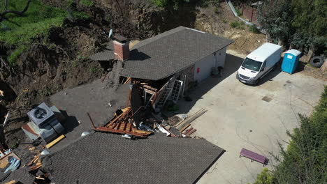 Vista-Aérea-Alrededor-De-Un-Edificio-Derrumbado,-Debido-A-Un-Terremoto-En-Los-Ángeles,-EE.UU.