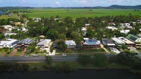 Vista-Aérea-Sobre-Tumbulgum-Con-Tierras-De-Cultivo-En-El-Fondo,-A-Lo-Largo-Del-Río-Tweed,-En-El-Norte-De-Nueva-Gales-Del-Sur,-Australia