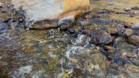 Wasser-Fließt-über-Kleine-Felsen-In-Skardu