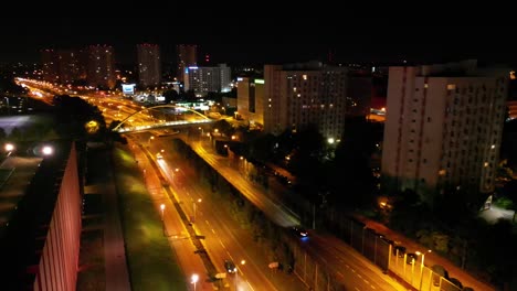 Luftaufnahme-Der-Nächtlichen-Stadtlandschaft-Mit-Beleuchteten-Straßen